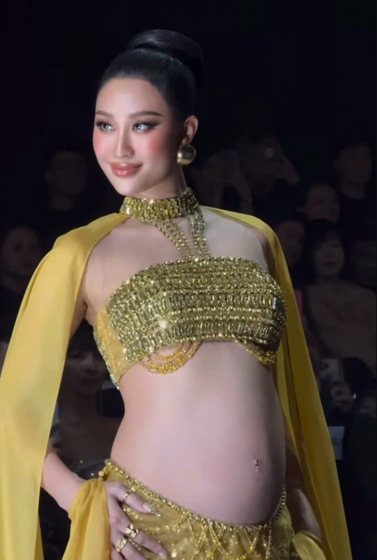Mỹ nhân từng 5 lần thi Hoa hậu bất ngờ thông báo tin vui ở sự kiện, phong cách vẫn nóng bỏng bất chấp - 2