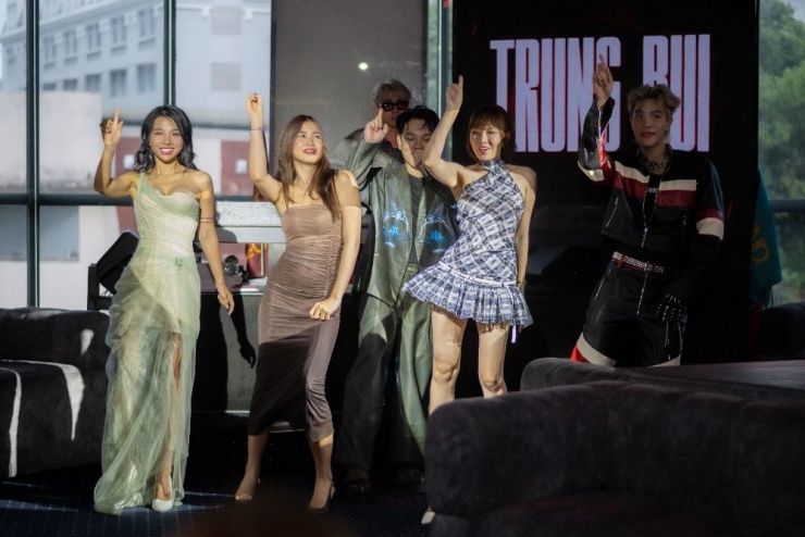 Phượng Vũ, Mimi Lưu, Lưu Hiền Trinh, Felix (Tiến Quang) nhảy vũ đạo ca khúc chủ đề.