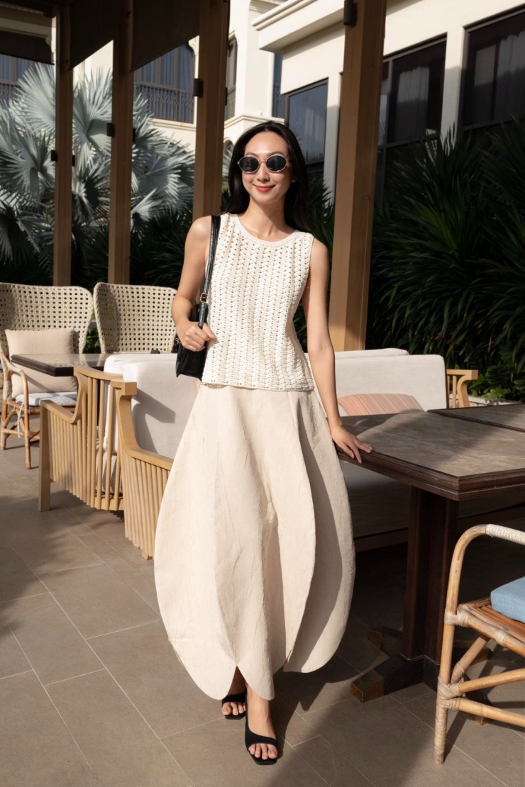 Công thức phối tank top và chân váy midi hoặc maxi đơn giản mà hiệu quả, phù hợp mọi vóc dáng, được nhiều ngôi sao và các blogger thời trang áp dụng. Ảnh: Mel Essentials