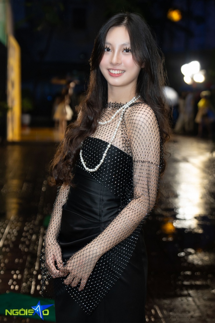 Dàn nữ sinh THPT Kim Liên chưng diện trong prom cuối cấp - 11