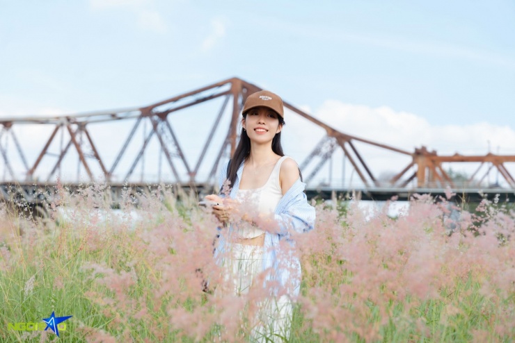 Bãi cỏ hồng dưới chân cầu Long Biên hút du khách - 4