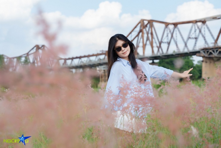 Bãi cỏ hồng dưới chân cầu Long Biên hút du khách - 6