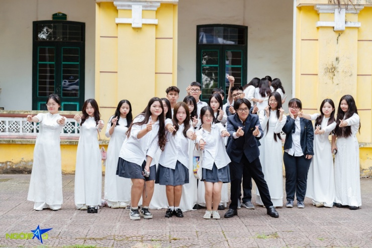 Nữ sinh Chu Văn An rạng ngời từ giã tuổi học trò - 1