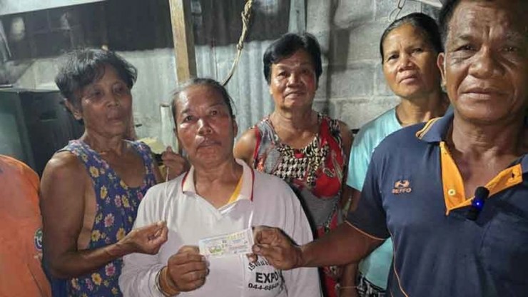 Vợ chồng bà Somjit cùng hàng xóm vui mừng cầm tờ vé số may mắn trên tay. Ảnh: KS.