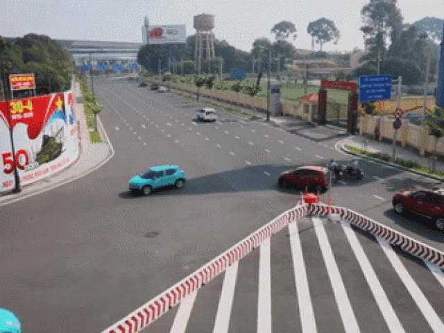 Vắng CSGT, ô tô nối đuôi nhau ngược chiều trước cổng chính vào ga T3 Tân Sơn Nhất