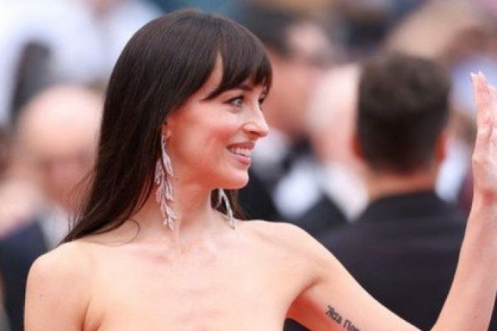 Nữ diễn viên '50 sắc thái' gầy trơ xương, mỹ nhân Pháp diện váy phản cảm tại Cannes