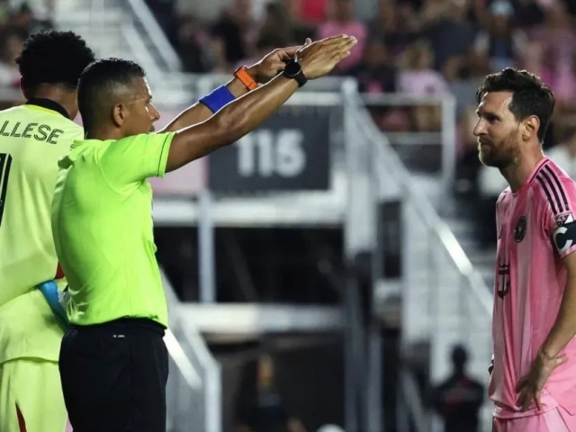 Siêu sao Messi giận dữ tố cáo trọng tài mù luật Siêu sao Messi giận dữ tố cáo trọng tài mù luật