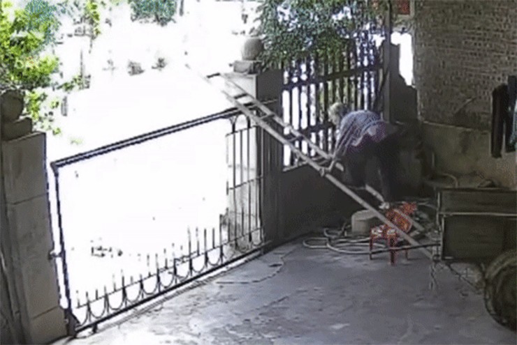 Phía sau video cụ bà 90 tuổi ở Yên Bái trốn con cháu trèo cổng đi chơi