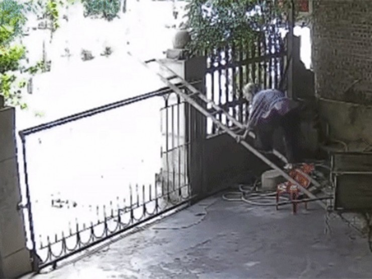 Phía sau video cụ bà 90 tuổi ở Yên Bái trốn con cháu trèo cổng đi chơi