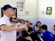 Chủ quán ốc chơi violin đãi khách