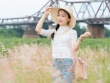 Bãi cỏ hồng dưới chân cầu Long Biên hút du khách