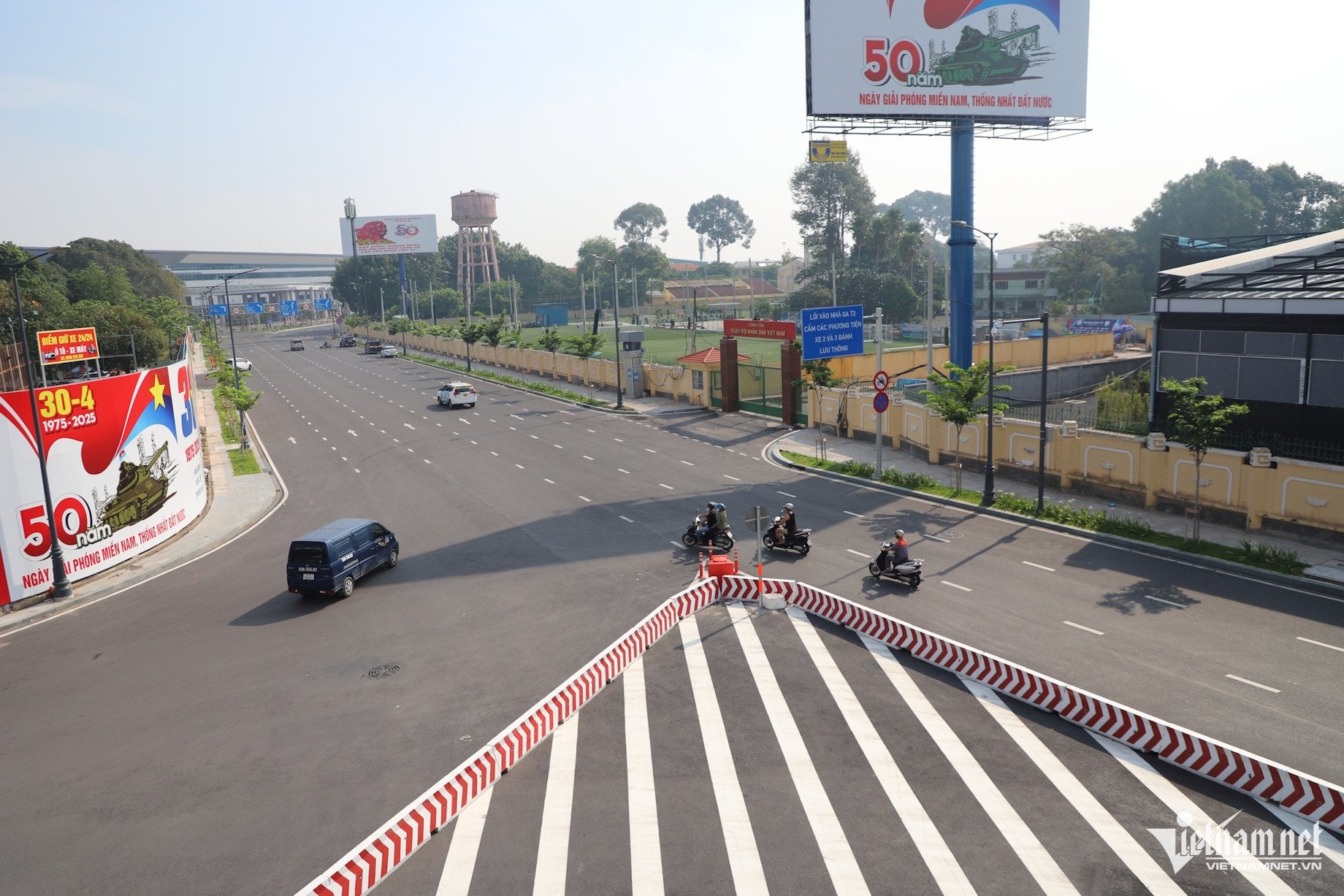 Vắng CSGT, ô tô nối đuôi nhau ngược chiều trước cổng chính vào ga T3 Tân Sơn Nhất - 3
