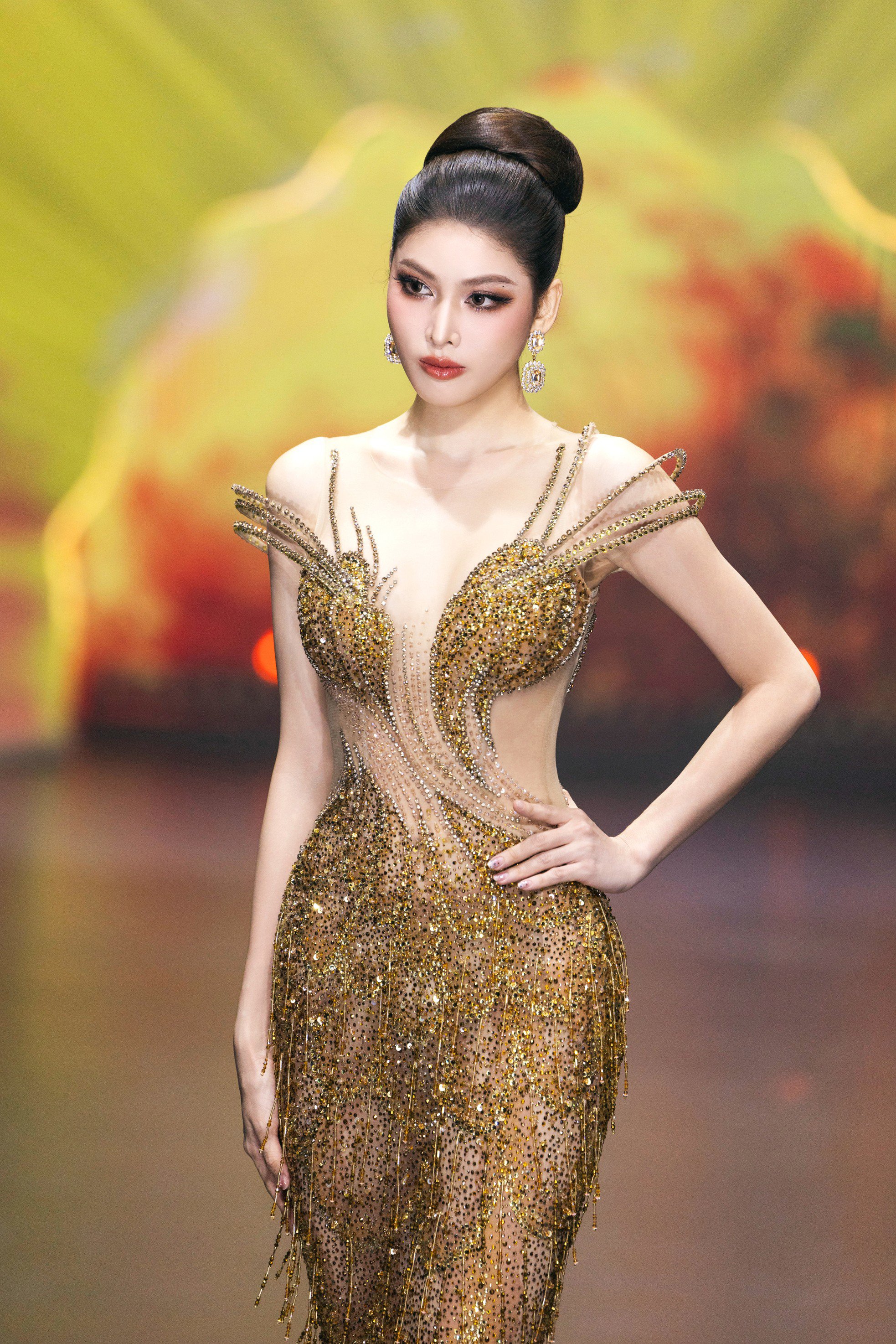 Thí sinh Hoa hậu Việt Nam cuốn hút trên sàn catwalk - 11