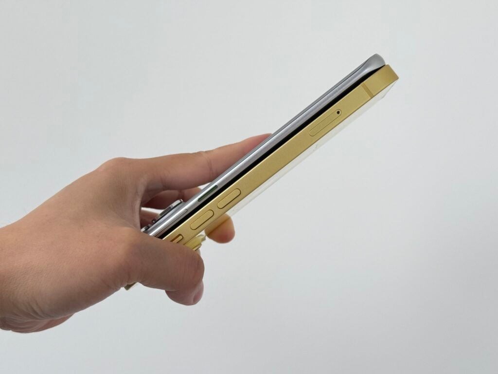 Infinix&nbsp;Hot 60 Pro+ so sánh độ mỏng với iPhone 14.