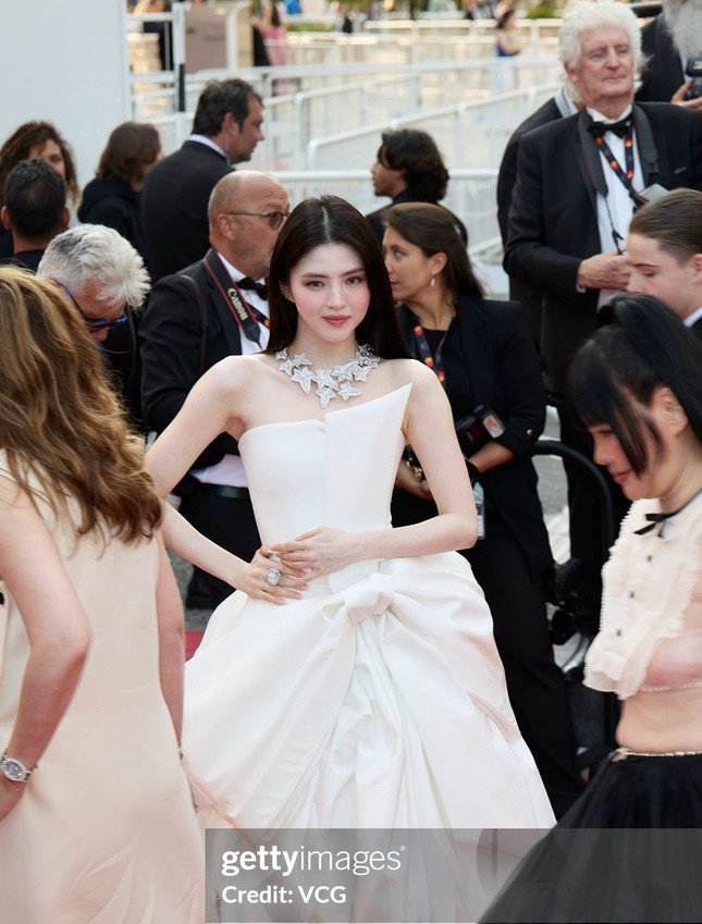 "Khó chấm" Han So Hee - Mina tại Cannes: Thiên nga trắng cạnh thiên nga đen - 2