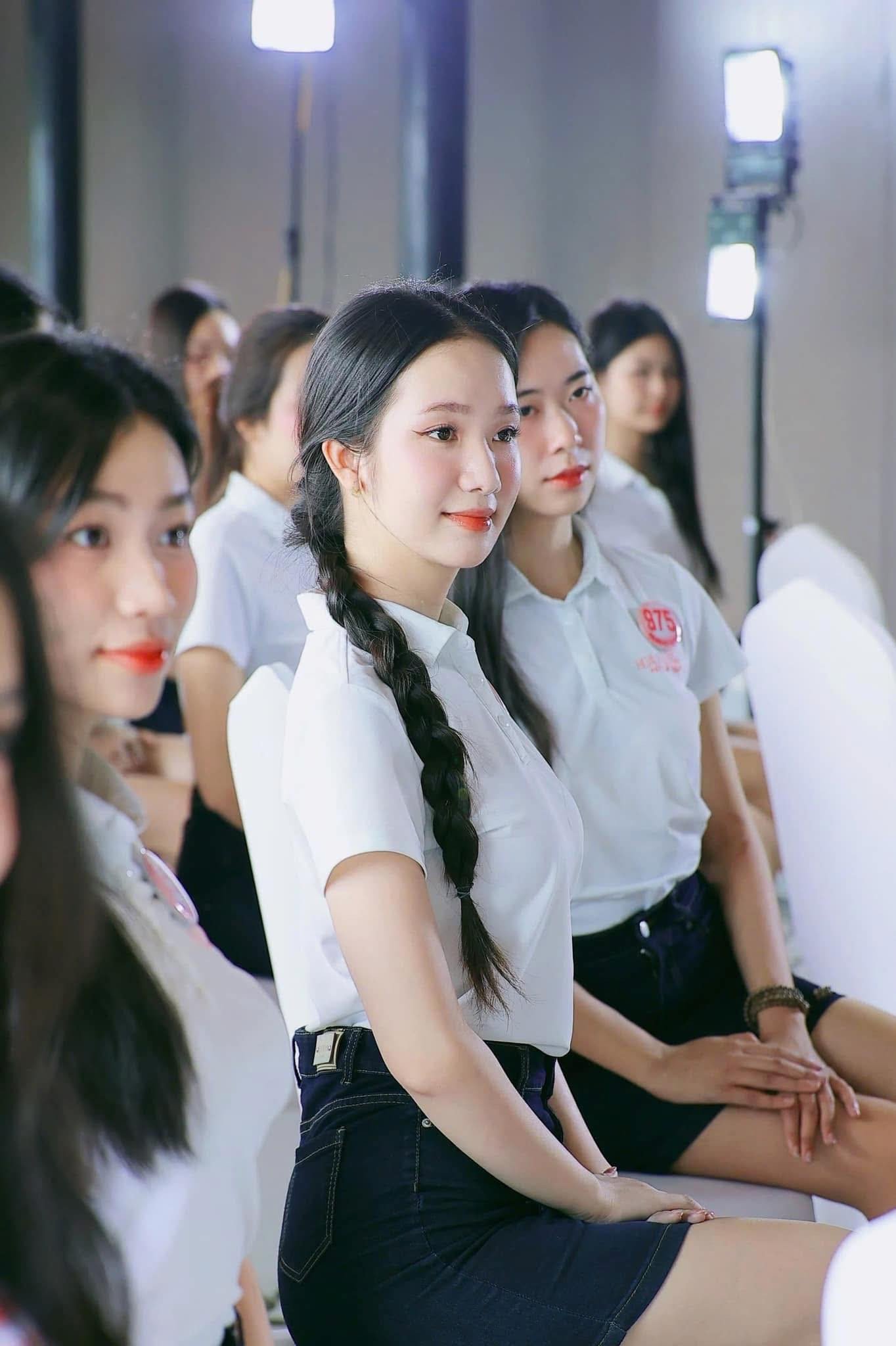 Sau vòng chung khảo, Phương Nhi tích
cực trau dồi bản thân để chuẩn bị cho chung kết. "Về hình thể, tôi
duy trì chế độ tập luyện khoa học mỗi ngày, kết hợp giữa gym, yoga
và chế độ ăn uống lành mạnh để đảm bảo sức khỏe và vóc dáng. Về kỹ
năng trình diễn, tôi tập catwalk, chỉnh từng bước chân, ánh mắt sao
cho toát lên sự tự tin và thần sắc riêng của mình trên sân khấu",
cô nói.
