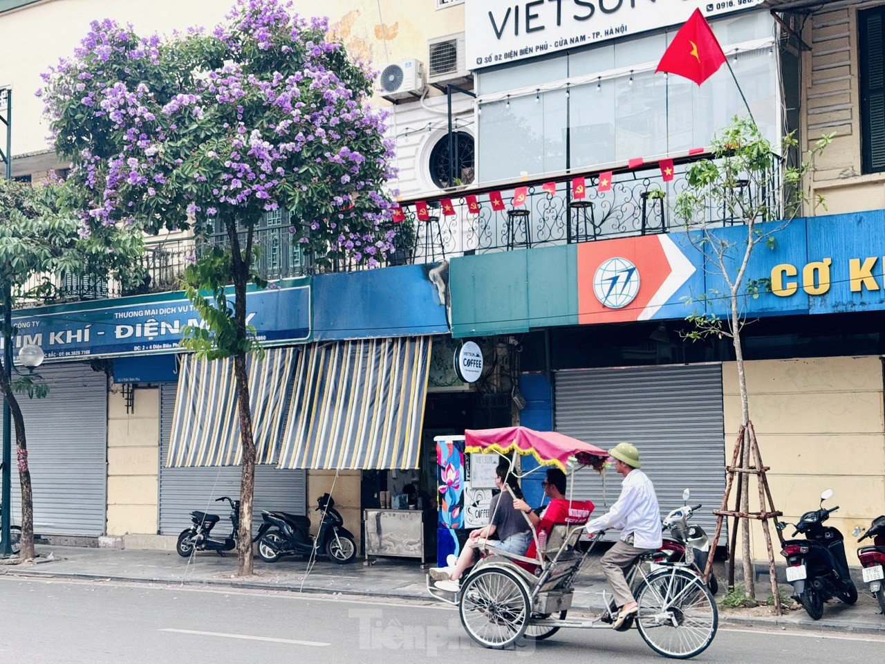 Hoa bằng lăng, phượng vĩ nở rộ khắp phố phường Hà Nội - 10