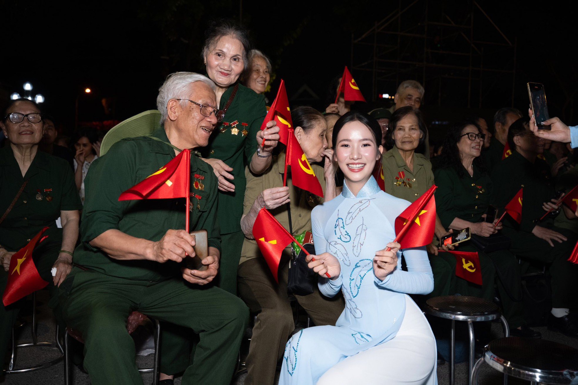 Phương Nhi cho biết đến với vòng
chung kết Hoa hậu Việt Nam 2024, cô mang đến điều bất ngờ ấp ủ từ
lâu trong phần thi dạ hội, với hình ảnh đậm chất Việt Nam và đặc
trưng của người con gái Huế.