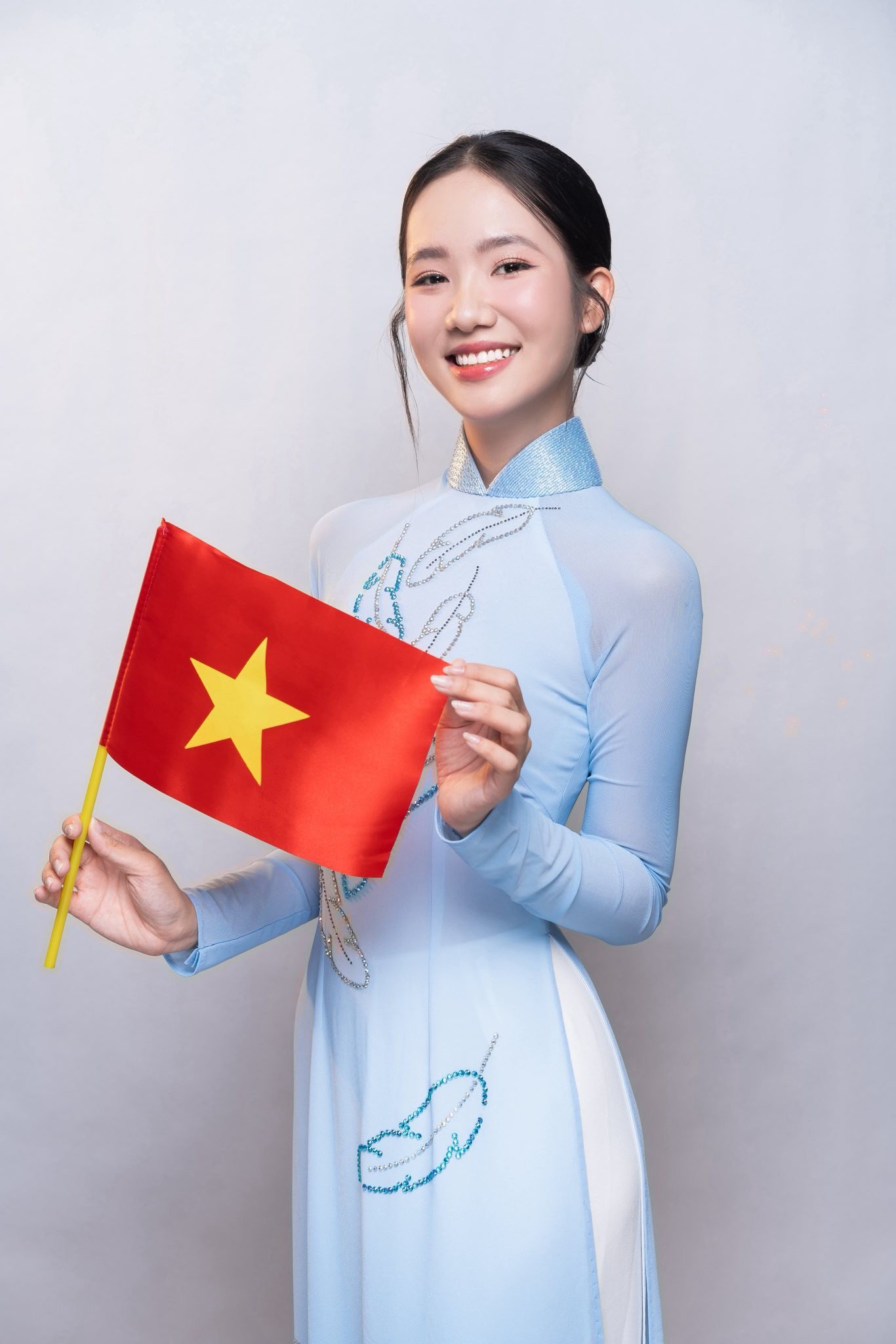 Phương Nhi khẳng định mục tiêu của cô
ở vòng chung kết là chạm đến vương miện danh giá, từ đó có thể thực
hiện ước mơ cao hơn, truyền cảm hứng và cống hiến nhiều hơn cho
cộng đồng.