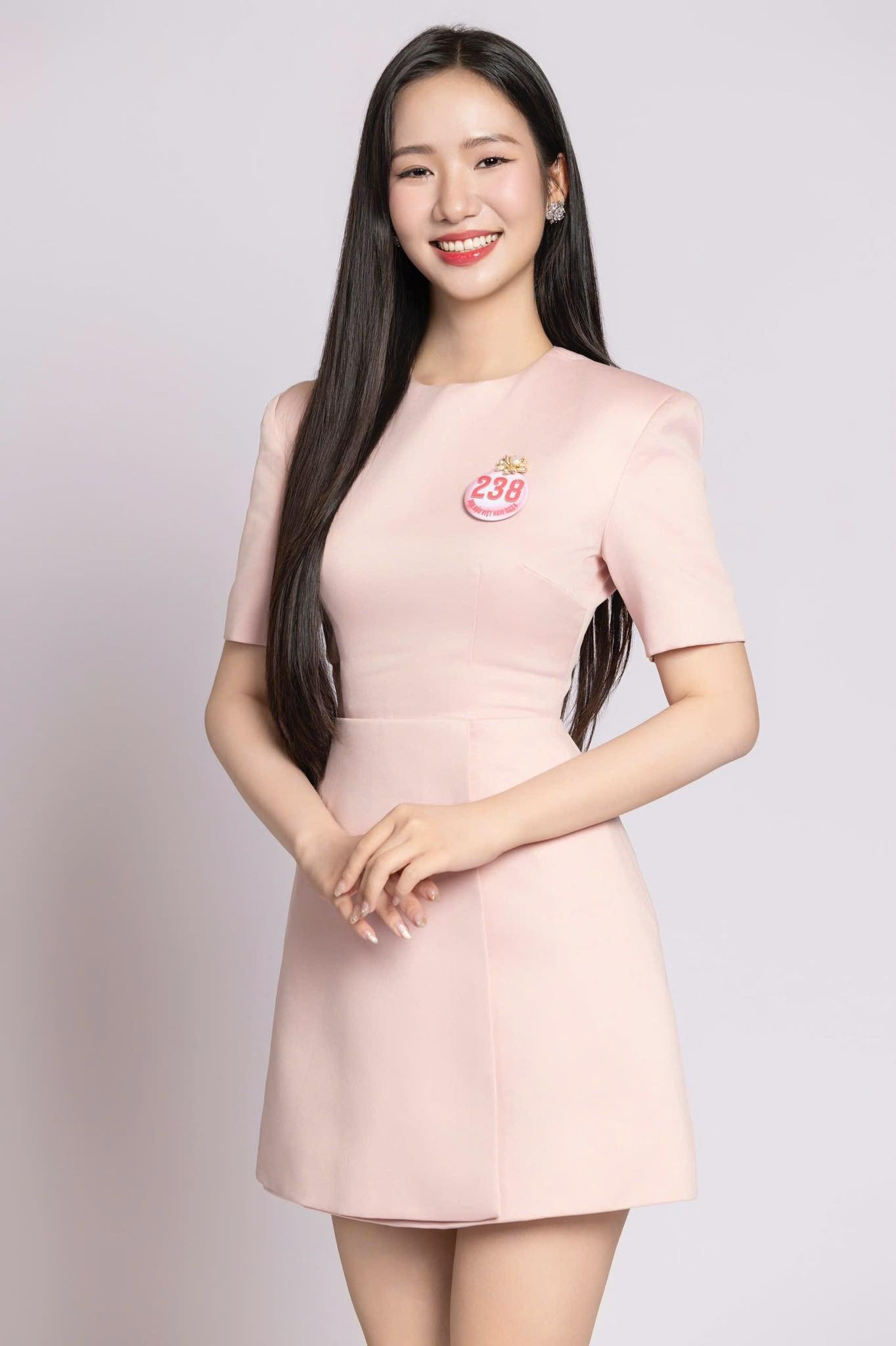 "Dù có đạt danh hiệu hay không, tôi
thấy mình tốt đẹp hơn mỗi ngày nhờ hành trình Hoa Hậu Việt Nam
2024. Tôi vẫn sống đúng với lý tưởng, kiên trì, tử tế, và hướng đến
con người hoàn thiện. Tôi sẽ cố gắng để không chỉ đại diện cho nhan
sắc Huế, mà còn cho tinh thần nỗ lực không ngừng của tuổi trẻ Việt
Nam", cô nói.