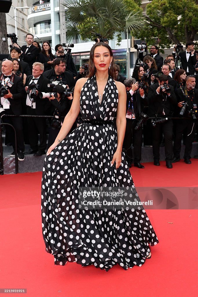 Nữ diễn viên &#39;50 sắc thái&#39; gầy trơ xương, mỹ nhân Pháp diện váy phản cảm tại Cannes - 18