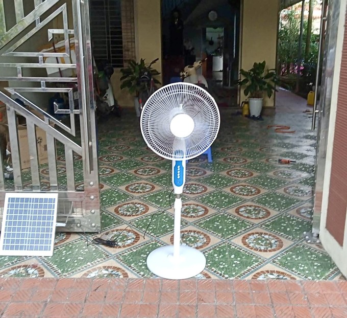Quạt chạy bằng năng lượng mặt trời được chị Ngọc Lan đặt mua giữa tháng 5, hy vọng giảm lượng điện sử dụng tại phòng trọ ở quận Nam Từ Liêm, Hà Nội. Ảnh: Nhân vật cung cấp