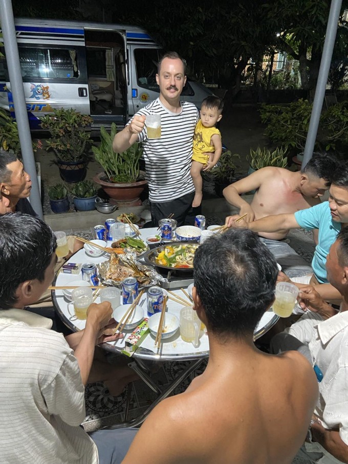 Anh Timothée Rousselin trong buổi tiệc ở gia đình vợ tại Gò Dầu, Tây Ninh, tháng 4/2025. Ảnh: Nhân vật cung cấp