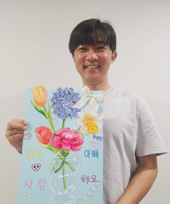 Ahn Jae Wook khoe thiệp con gái tặng. Ảnh: Instagram