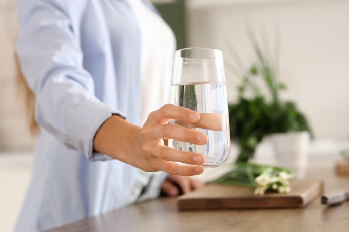 Duy trì đủ nước giúp đào thải độc tố, giữ cho da căng mọng và hỗ trợ tái tạo tế bào, giúp duy trì vẻ ngoài trẻ trung.