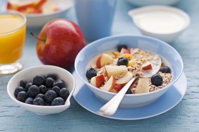Bữa sáng giàu vitamin C từ các loại rau quả tươi cùng với thói quen chăm sóc da chứa thành phần chống oxy hóa giúp tăng khả năng chống nắng cho da, hạn chế tác hại từ tia UV khiến da nhanh hao hụt collagen.