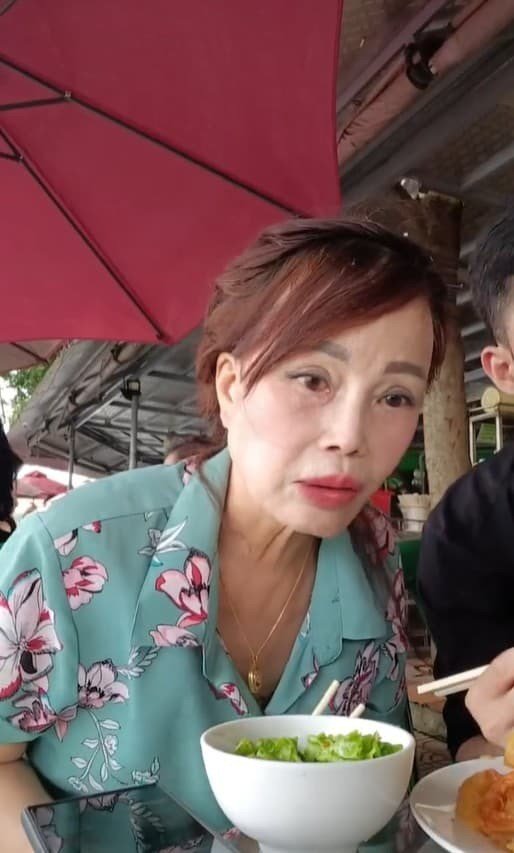 Mới đây, "cô dâu U70" đến từ Cao Bằng là Lê Thị Thu Sao livestream không ngại để lộ nhan sắc hiện tại. Dù đã căng da nhưng hiện tại bà xã Hoa Cương lộ rõ dấu hiệu tuổi tác.
