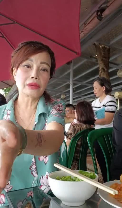 Gương mặt của "cô dâu U70" lộ rõ nếp nhăn không tránh khỏi theo quy luật lão hóa.