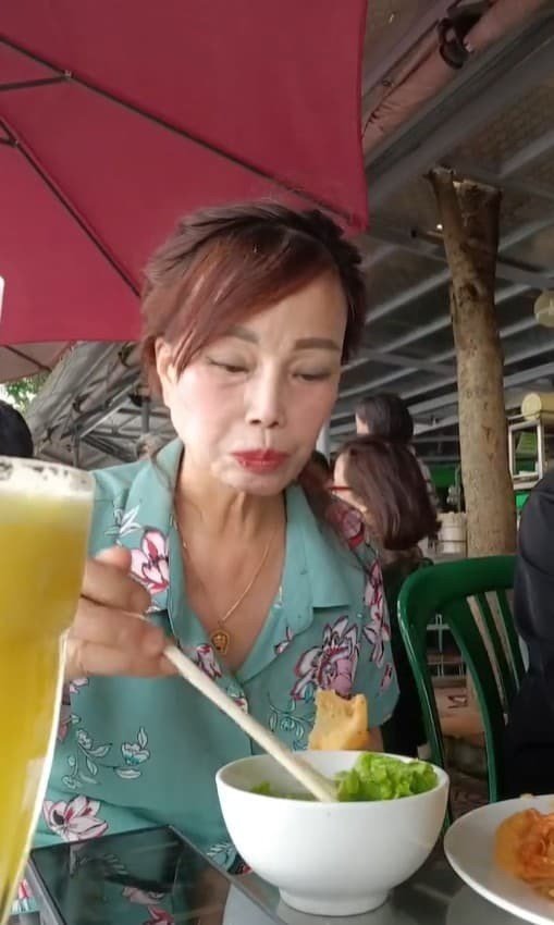 Nhưng ảnh đăng trên mạng của bà xã Hoa Cương vẫn rất trẻ trung.