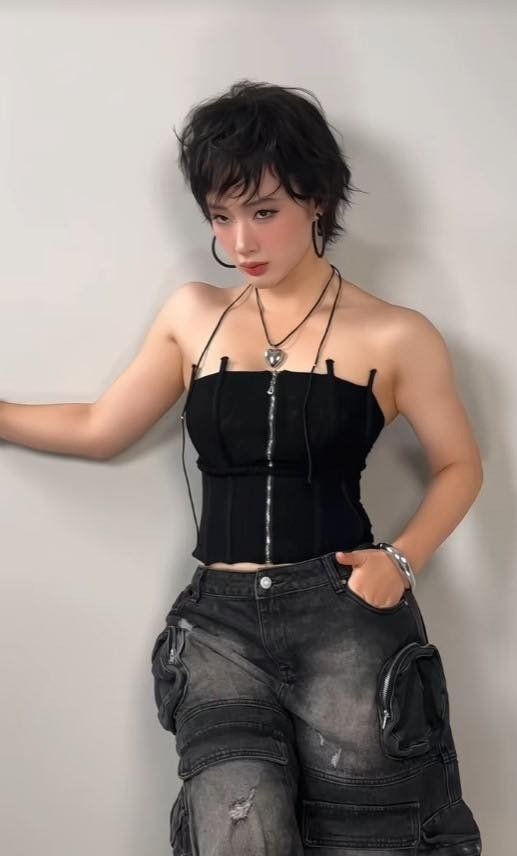 Nhiều người cũng cho rằng thân hình vạm vỡ, đô con hoàn toàn không phù hợp với gương mặt xinh đẹp của Angela Phương Trinh.