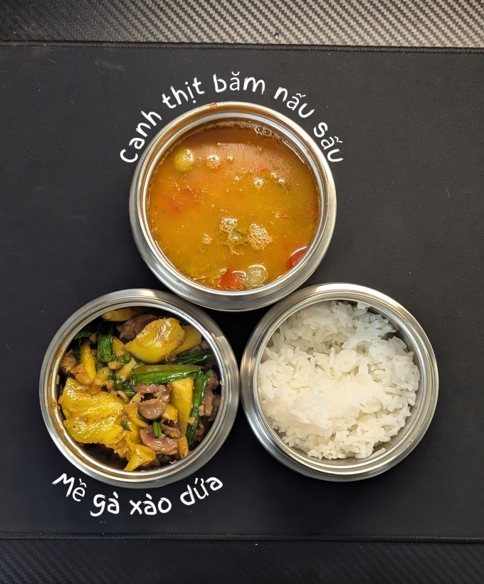 Chồng kỹ sư AI nấu cơm cho vợ mang đi làm mỗi ngày - 2