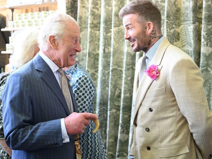 Becks tươi cười trò chuyện với Vua Charles III tại Triển lãm hoa Chelsea tối 19/5. Ảnh: Instagram David Beckham