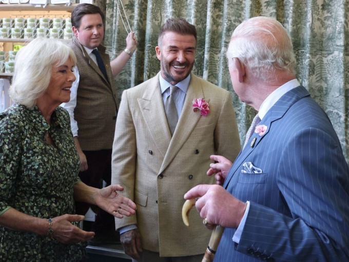 Vua Charles III và Hoàng hậu Camilla chúc mừng sinh nhật Becks, hỏi anh về món quà họ đã gửi tặng. Ảnh: Instagram David Beckham
