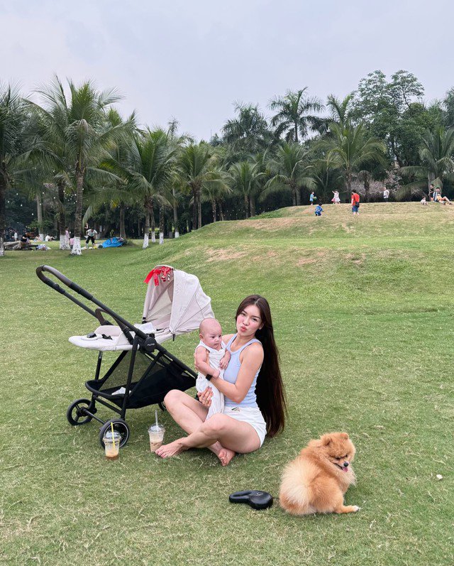 Ngày 17/5, Yến Xuân, bà xã thủ môn Văn Lâm, cập nhật tình trạng bản thân sau khi bước vào hành trình làm mẹ. Sau khi sinh con 3 tháng, Yến Xuân đã dần ổn định hơn về mọi thứ. Về việc lấy lại vóc dáng, Yến Xuân trước đó từng gây bất ngờ khi ở ngày thứ 22 sau sinh, bụng dưới của cô đã thon gọn trở lại, cân nặng từ 62,5 kg giảm còn 51 kg.