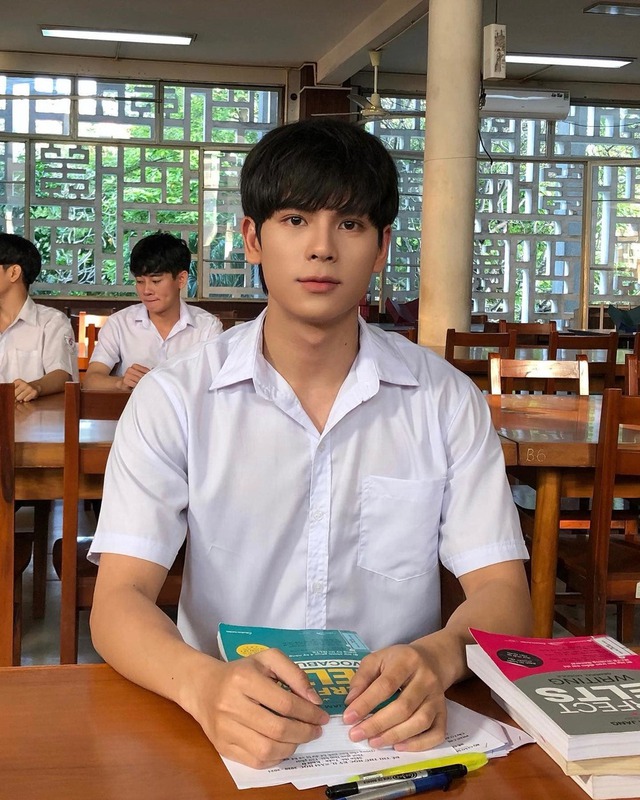 Diễn viên Thái Vũ tên thật là Vũ Hồng Thái, sinh năm 2000 tại Hà Nội, từng là cựu học sinh lớp chuyên Địa lý của trường THPT Chu Văn An, Hà Nội. Thái Vũ từng đạt giải nhất HSG TP.Hà Nội môn Địa lý; khuyến khích HSG QG; HCB Học sinh giỏi Duyên hải và Đồng bằng Bắc Bộ.