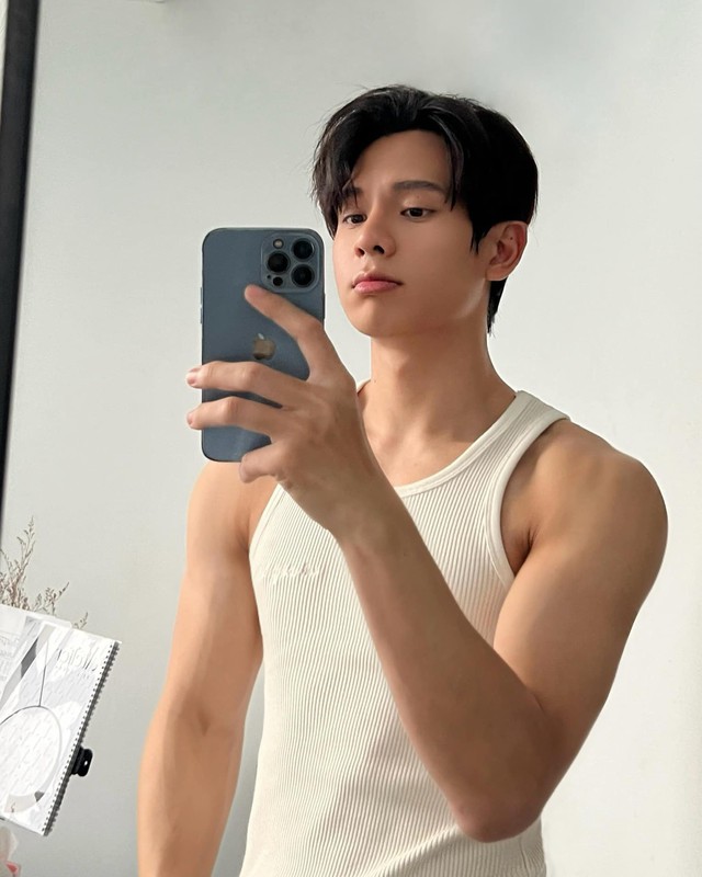 Với chiều cao nổi bật, thân hình vạm vỡ cùng vẻ ngoài điển trai, góc cạnh, nam diễn viên được ví von giống "Hotboy Thái Lan", "nam thần Hàn Quốc".