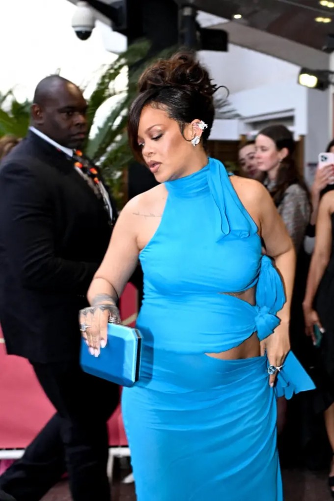 Rihanna ký tặng người hâm mộ bên ngoài thảm đỏ Cannes. Ảnh: Backgrid