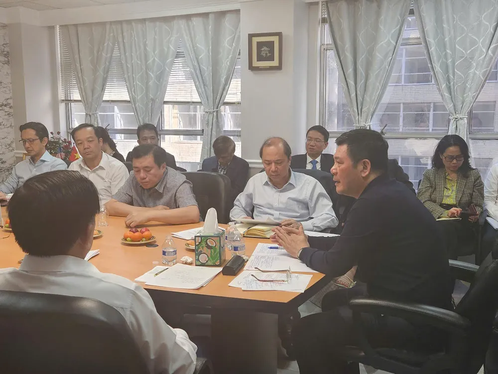 Bộ trưởng Nguyễn Hồng Diên, Trưởng đoàn đàm phán Chính phủ chủ trì họp với đại diện các thành viên đoàn đàm phán và các bộ phận liên quan trước và sau ngày làm việc đầu tiên. Ảnh: Nguyên Minh