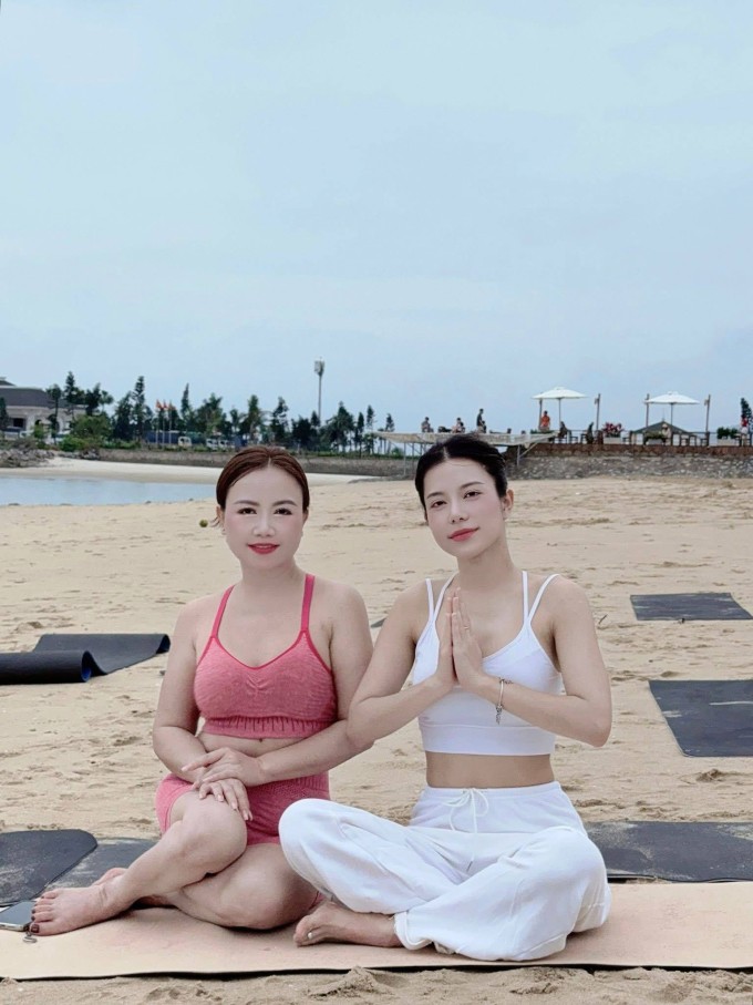 Theo diễn viên, con gái lớn Yến My (phải) là người giúp chị thay đổi nhiều cả về suy nghĩ lẫn ngoại hình. Khi thấy mẹ đau khổ vì cuộc hôn nhân thứ 4 kết thúc, con gái trở thành cô giáo hướng dẫn Hoàng Yến tìm sự bình yên trong tâm hồn, tập yoga để rèn luyện sức khỏe. Hành trình "chữa lành" cùng con gái giúp Hoàng Yến cảm thấy trẻ ra, tìm được hạnh phúc mới bên người yêu hiện tại.