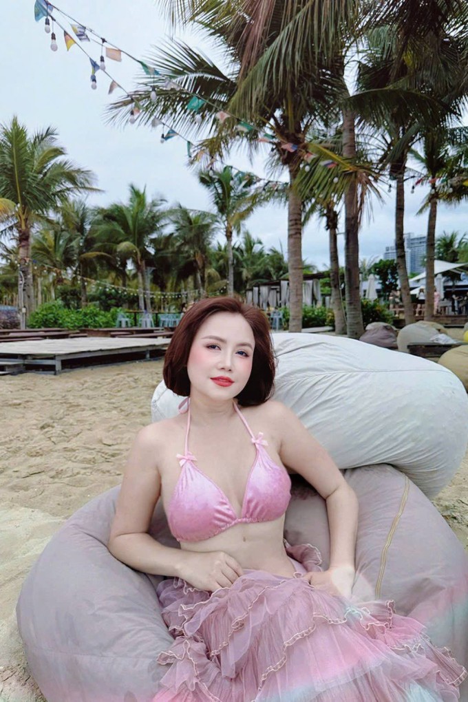 Bà mẹ ba con vừa giảm 7 kg nên tự tin hơn trong việc lựa chọn trang phục quyến rũ. Sau giảm cân, diễn viên 49 tuổi không ngại đọ sắc với các bạn trẻ kém mình hàng chục tuổi.
