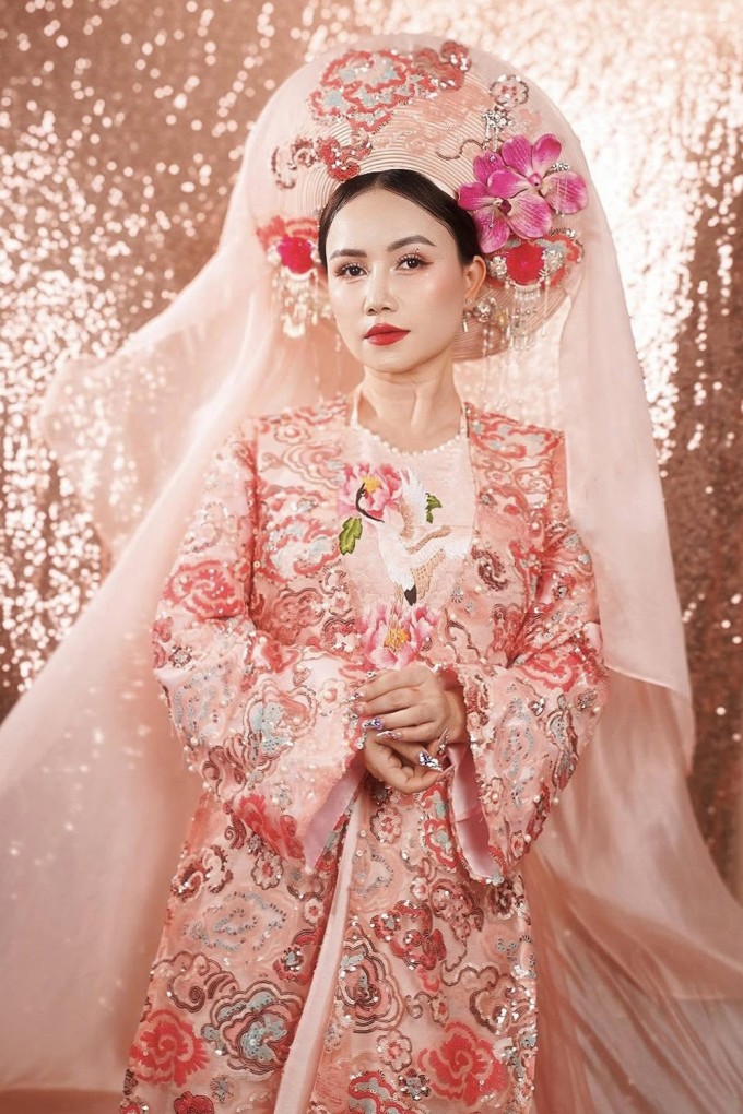 Cô thấy viên mãn khi các con ủng hộ hạnh phúc mới của mình. Nữ diễn viên có ba con gái sau bốn lần đổ vỡ hôn nhân, hiện sống với các con và mẹ ở Tây Hồ. Bên cạnh đóng phim, cô còn kinh doanh. Đào Hoàng Yến sinh năm 1976, trưởng thành từ lớp đào tạo Diễn viên khóa 2 của Nhà hát Tuổi trẻ, Hà Nội. Cô từng tham gia các phim truyền hình như "Đi qua bóng tối", "Chủ tịch tỉnh", "Giấc mơ hạnh phúc", "Giọt nước rơi", "Về nhà đi con"...