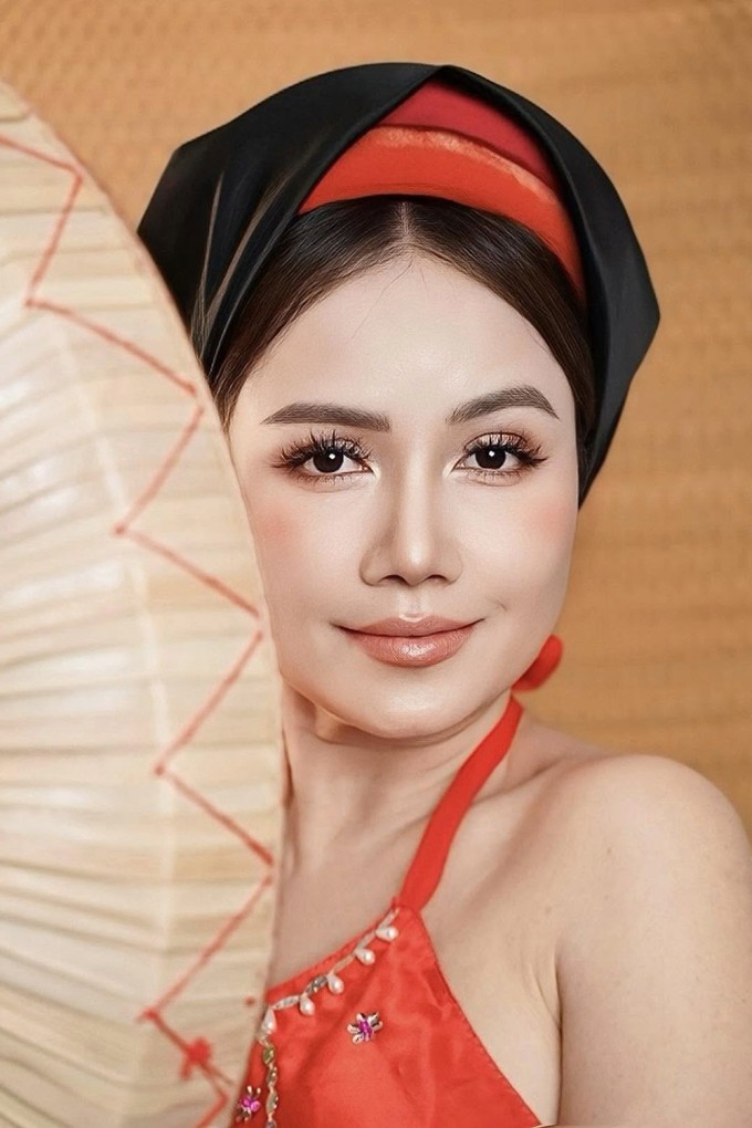 "Mối tình của chúng tôi giống như phim Hàn Quốc. Anh hơn tôi một tuổi, yêu tôi từ lúc là sinh viên mới ra trường. Tình yêu sét đánh đến với chúng tôi trong một đêm giao thừa. Chúng tôi đã có mối tình rất lãng mạn 20 năm trước. Tuy nhiên sau vài tháng, bỗng dưng tôi thấy đây không phải là thế giới cho mình. Anh ấy còn quá trẻ, còn tôi thì đã hai chồng hai con. Tôi bảo anh đi lấy vợ đi. Nếu 20 năm sau lúc đấy em không lấy ai, anh cũng không vướng bận gì thì em hứa em sẽ lấy anh. Năm ngoái anh bảo với tôi em ơi 20 năm rồi đấy, anh vẫn theo dõi và thấy em vẫn là của anh", Hoàng Yến từng kể về người đàn ông hiện tại của mình.