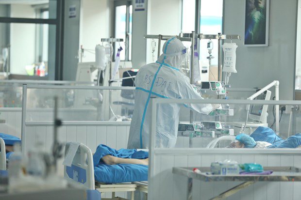 Điều trị bệnh nhân COVID-19 thời điểm dịch bùng phát mạnh