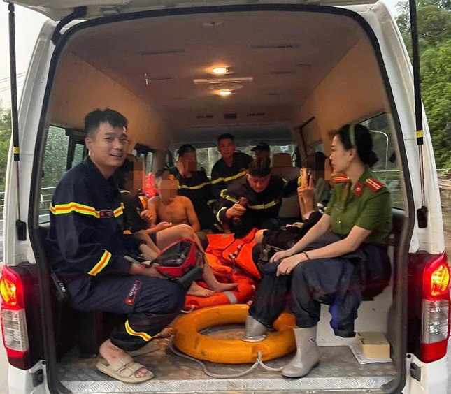 Giải cứu 11 học sinh mắc kẹt khi đi tắm suối - 1