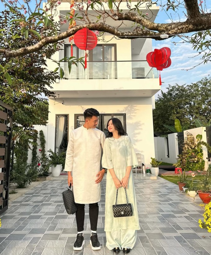 Vợ chồng Thành Chung chụp ảnh tại ngôi nhà ở Tuyên Quang dịp Tết Nguyên đán 2025. Ảnh: Instagram Uyên Kem