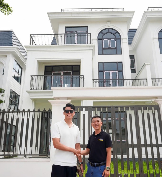 Thành Chung chụp ảnh trước ngôi nhà mới. Ảnh: Facebook Nguyễn Thành Chung